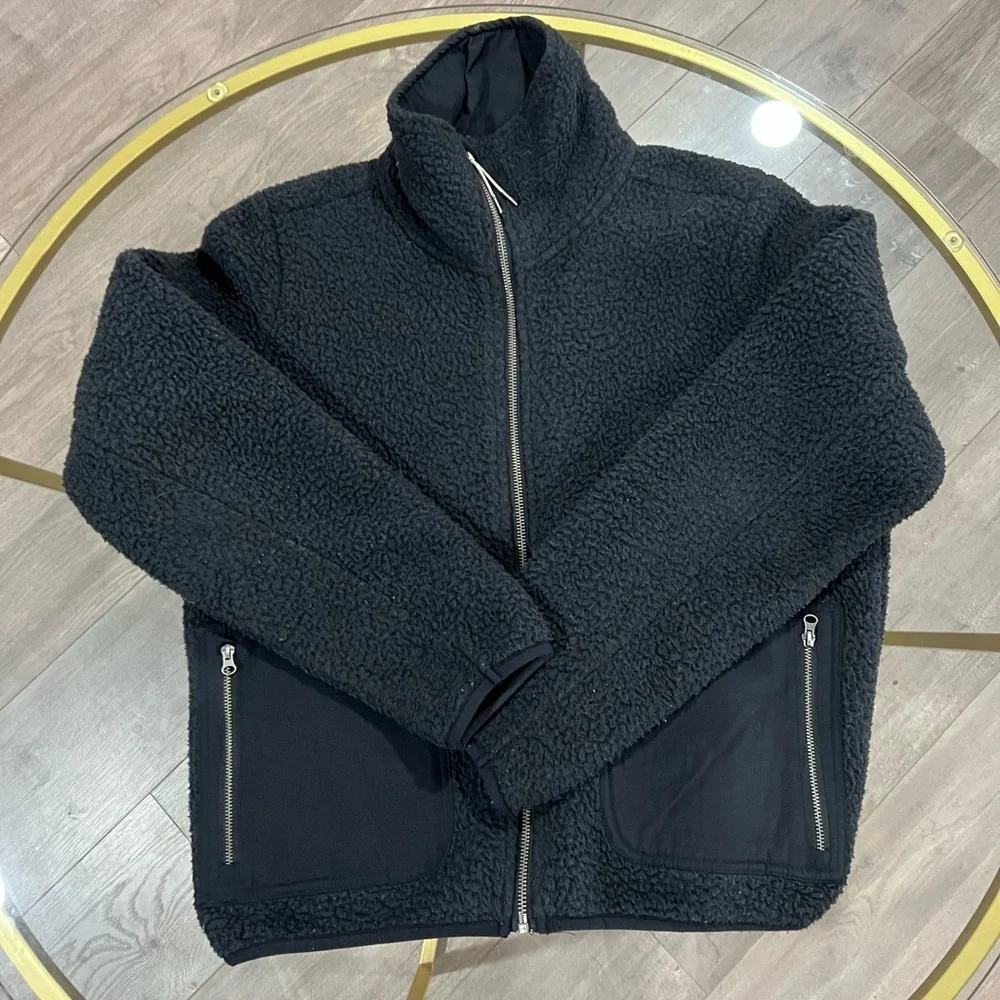 Vuori Alpine Sherpa Jacket in Black - Picture 2 of 3